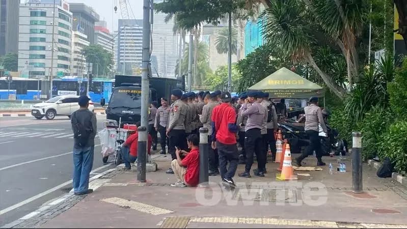 Personel kepolisian bersiaga di kawasan Patung Kuda, Jakarta Pusat, jelang demo mahasiswa Universitas Trisakti.