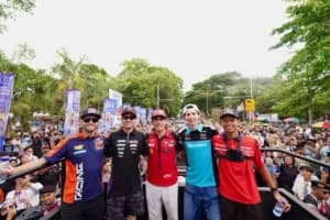 Pembalap Dunia ‘Kena Racun’ Gendang Beleq, Parade MotoGP Mandalika Hipnotis Mataram