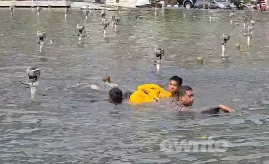 Aparat TNI-Polri saat mengamankan spanduk milik Greenpeace di Bundaran HI. (Sumber: Owrite/Rahmat Baihaqi)
