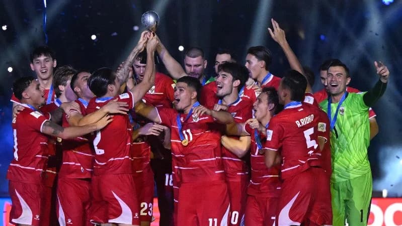 Pemain Timnas Indonesia mengangkat piala FIFA ASEAN Cup 2026 di Stadion Utama Gelora Bung Karno (SUGBK), Senayan, Jakarta.