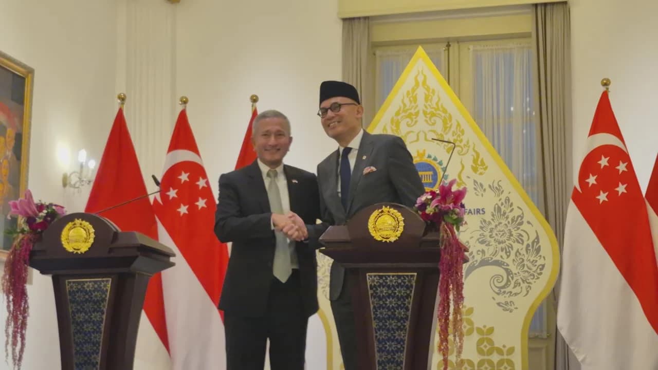 Menteri Luar Negeri Singapura Vivian Balakrishnan bersama Menteri Luar Negeri RI Arrmanatha Nasir.