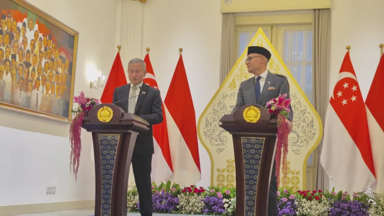 Menteri Luar Negeri Singapura Vivian Balakrishnan bersama Menlo Indonesia Arrmanatha Nasir di Gedung Kementerian Luar Negeri, Jakarta.