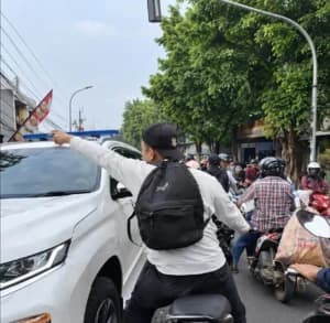 Bikin Pilu! Ambulans Terjebak Penutupan Jalan Mobil Berplat RI, Suara Pemuda Minta Tolong Jadi Sorotan