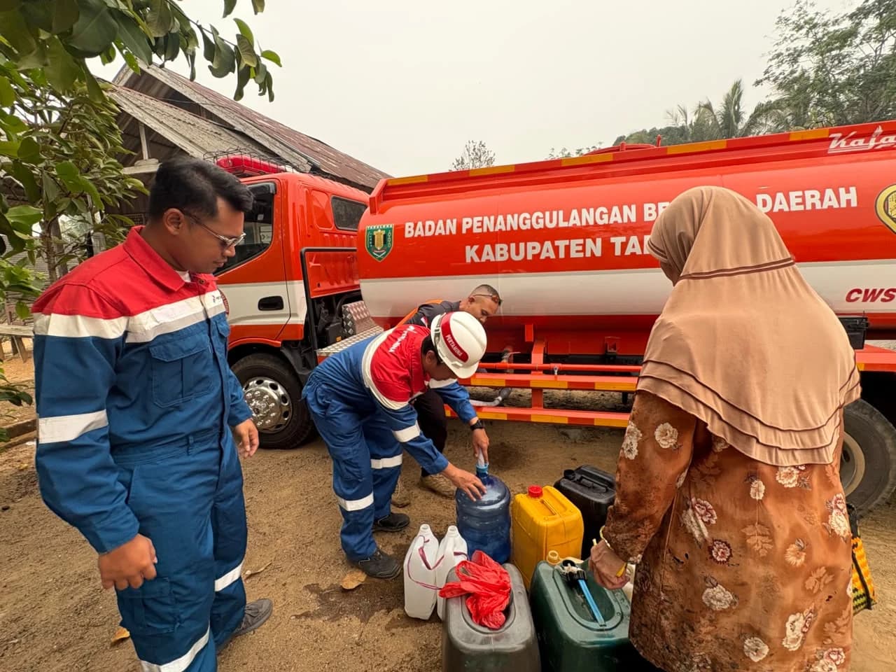 Pertamina salurkan air bersih lewat BPBD Tabalong. (Sumber: Pertamina)