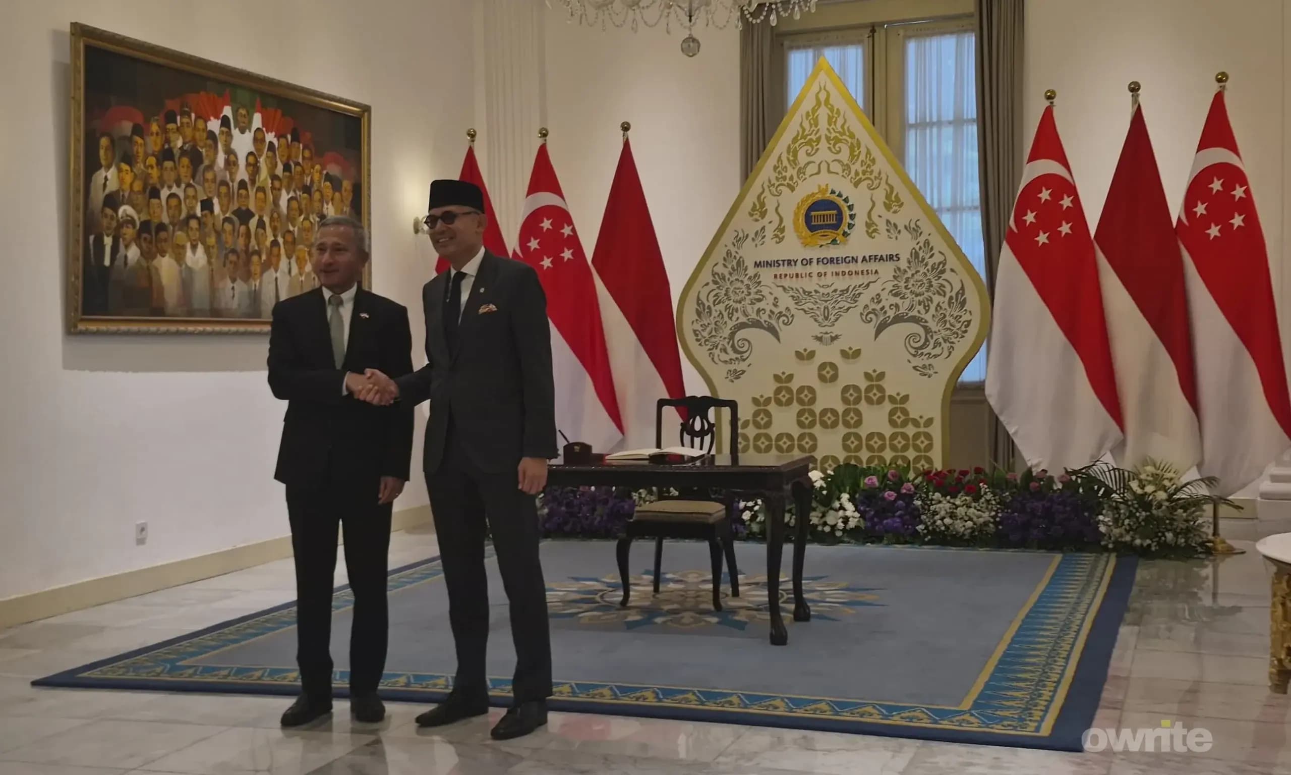 Menlu RI Arrmanatha Christiawan Nasir Sambut Kedatangan Menlu Singapura Vivian Balakrishnan. (Sumber: Owrite/Natania Longdong)