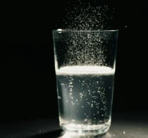 Lagi Tren Minum Air Garam saat Bangun Tidur! Hati-hati, Kebiasaan Ini Justru Bisa Berisiko bagi Kesehatan