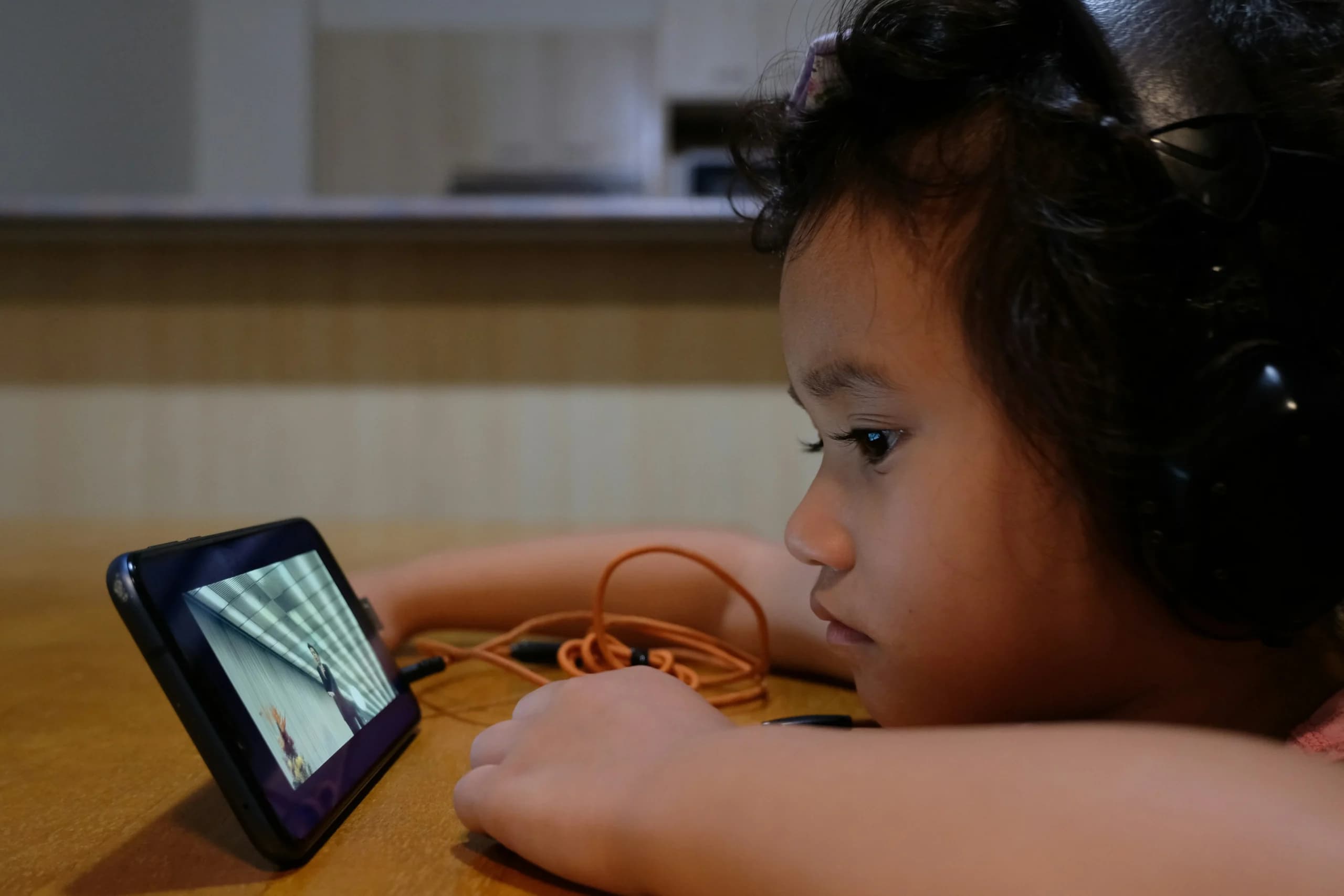 Ilustrasi Anak Nonton di Handpone.