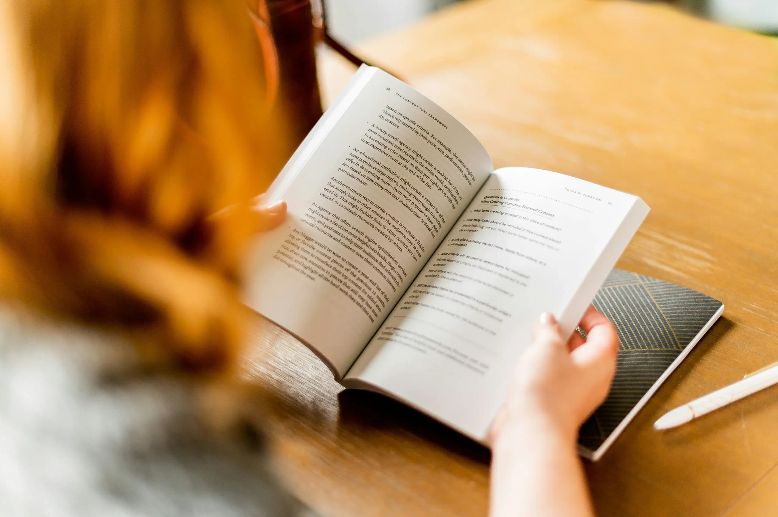 Baca buku (Foto: Unsplash/Melanie Deziel)