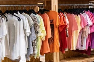 Jangan Asal Pilih Baju saat Cuaca Terik! Ternyata 5 Bahan Ini Lebih Nyaman Dipakai saat Panas