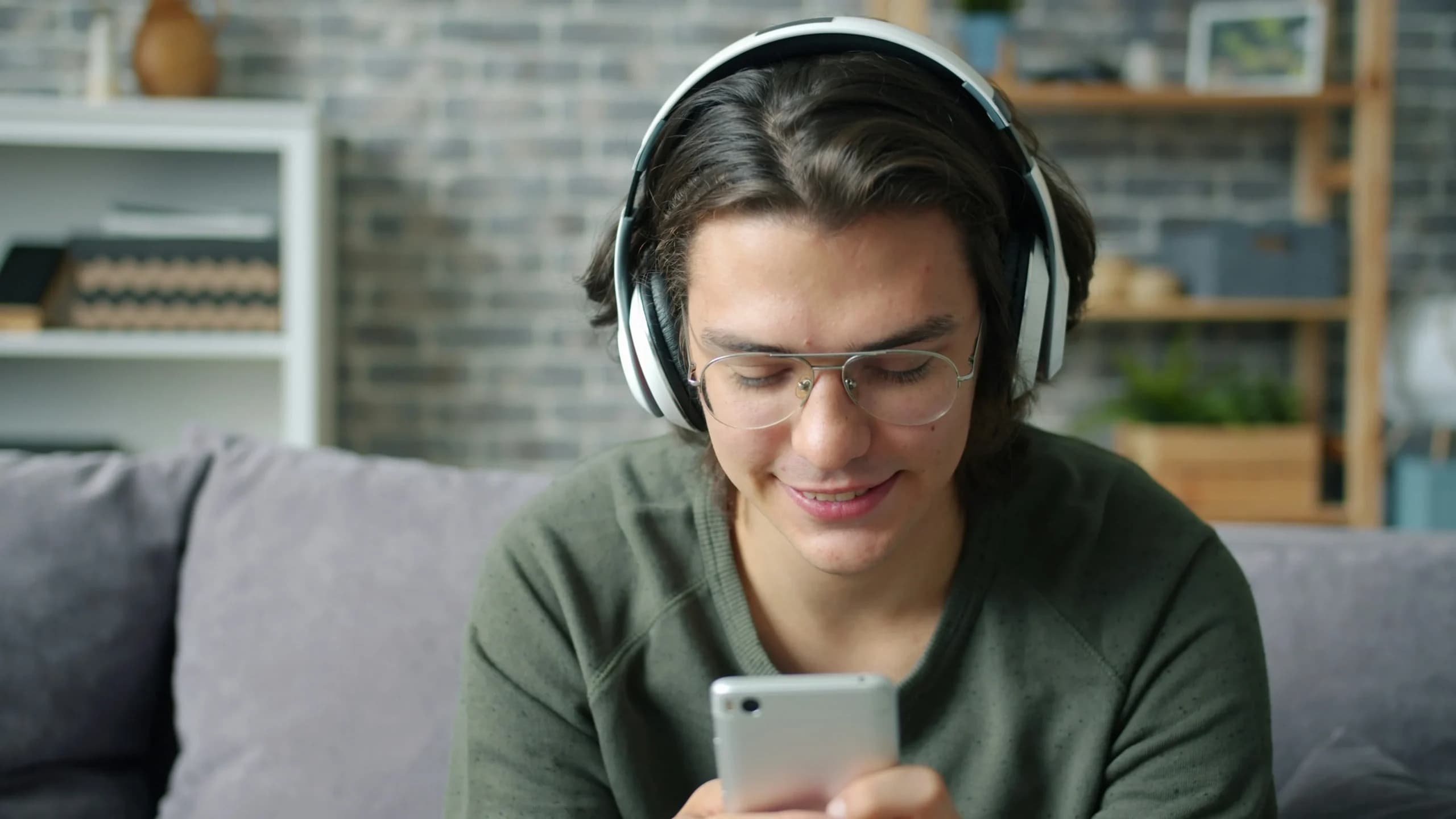Pakai headset (Foto: Unsplash/Vitaly Gariev)
