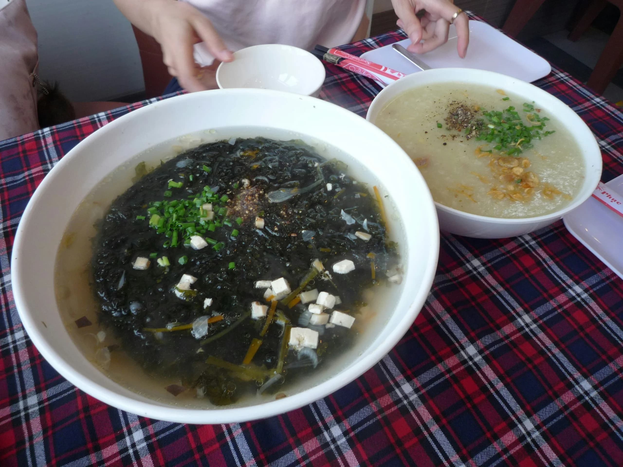 Hidangan sup rumput laut.