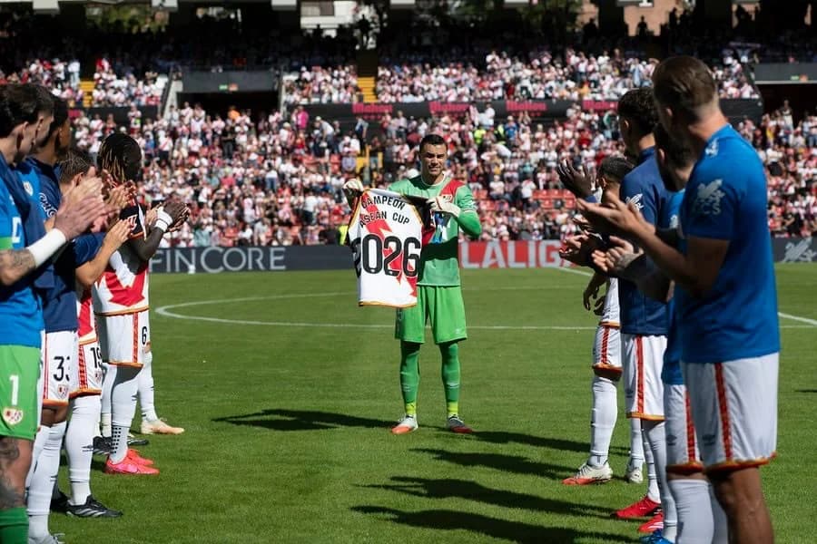 Emil audero mendapat guard of honour. (Sumber: instagram.com/rayovallecano)