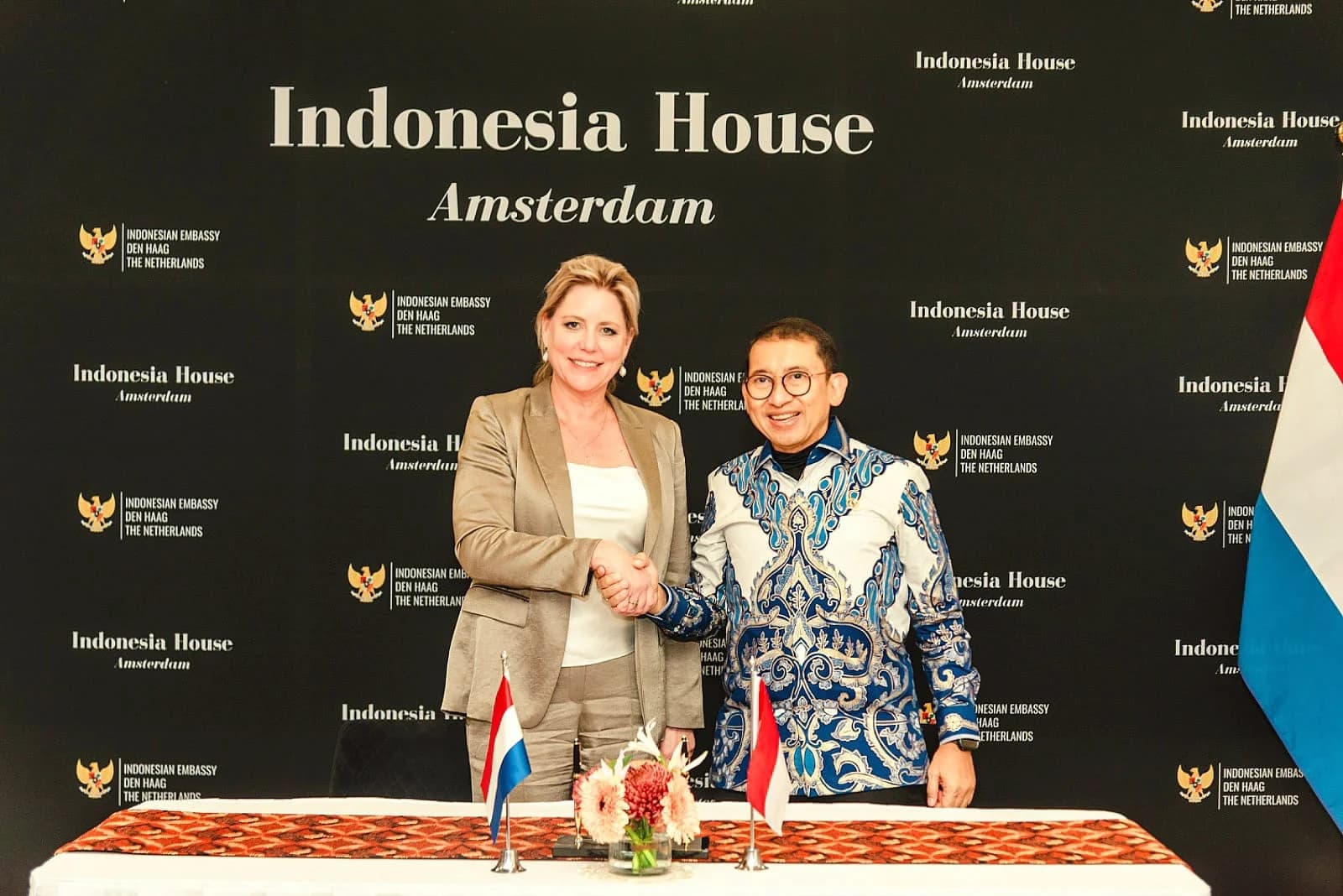 Menteri Kebudayaan Republik Indonesia, Fadli Zon, dan Menteri Pendidikan, Kebudayaan, dan Ilmu Pengetahuan Belanda, Rianne Letschert, di Indonesia House Amsterdam