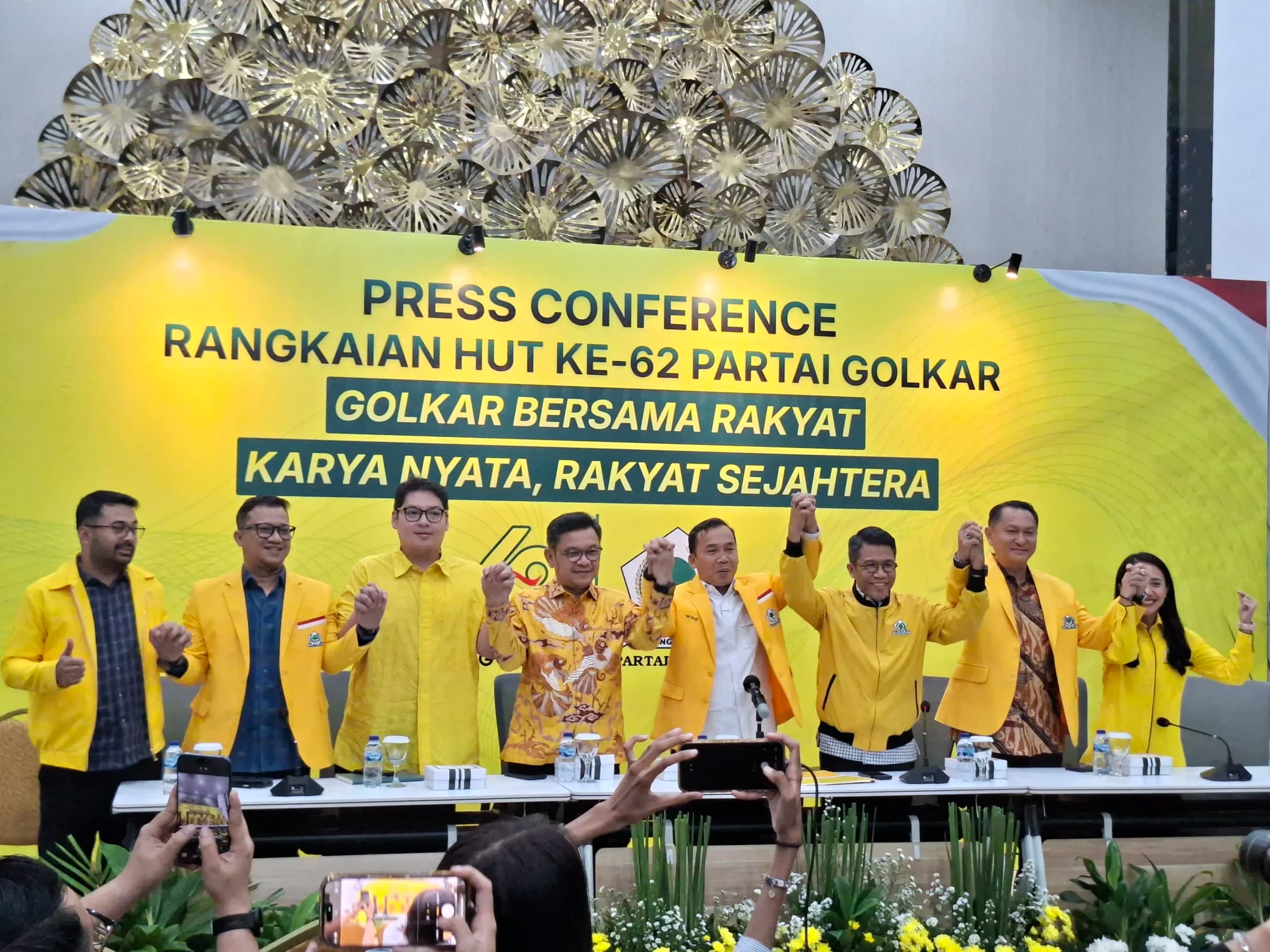 Wakil Ketua Umum Partai Golkar Wihaji saat mengelar konferensi pers di kantor DPP Partai Golkar