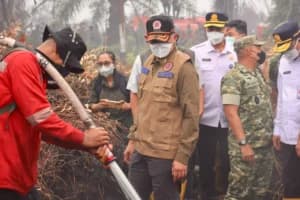 BNPB Kejar Pemadaman Karhutla, Warga Dibayangi Ancaman Asap