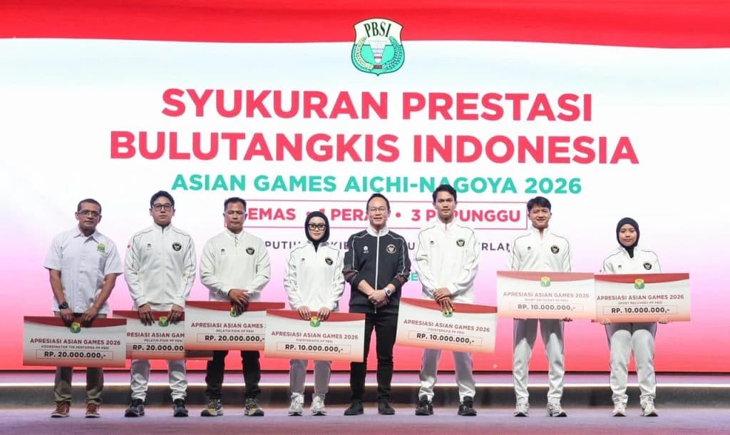 Pemberian bonus kepada para atlet bulutangkis oleh PB-PBSI. (Sumber: pbsi.id)