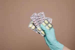 Obat Generik vs Obat Bermerek: Benarkah Khasiatnya Sama Walau Beda Harga?