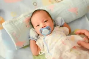 Anak Masih Pakai Dot sampai Usia 3 Tahun? Ini Risiko yang Perlu Diwaspadai Orang Tua!