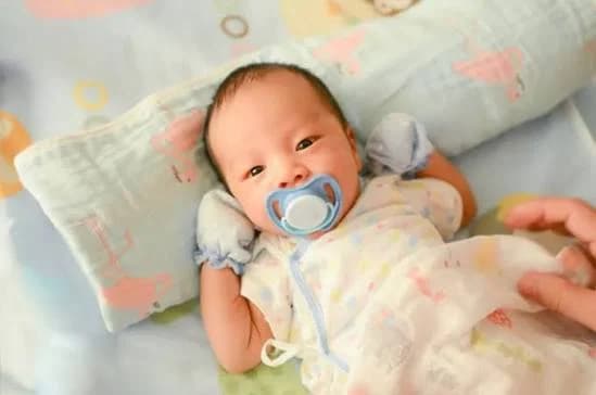 Anak kecil dengan empeng.