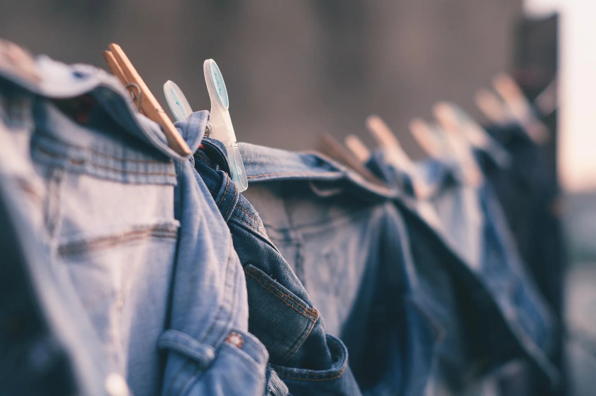 Penjemuran celana jeans.