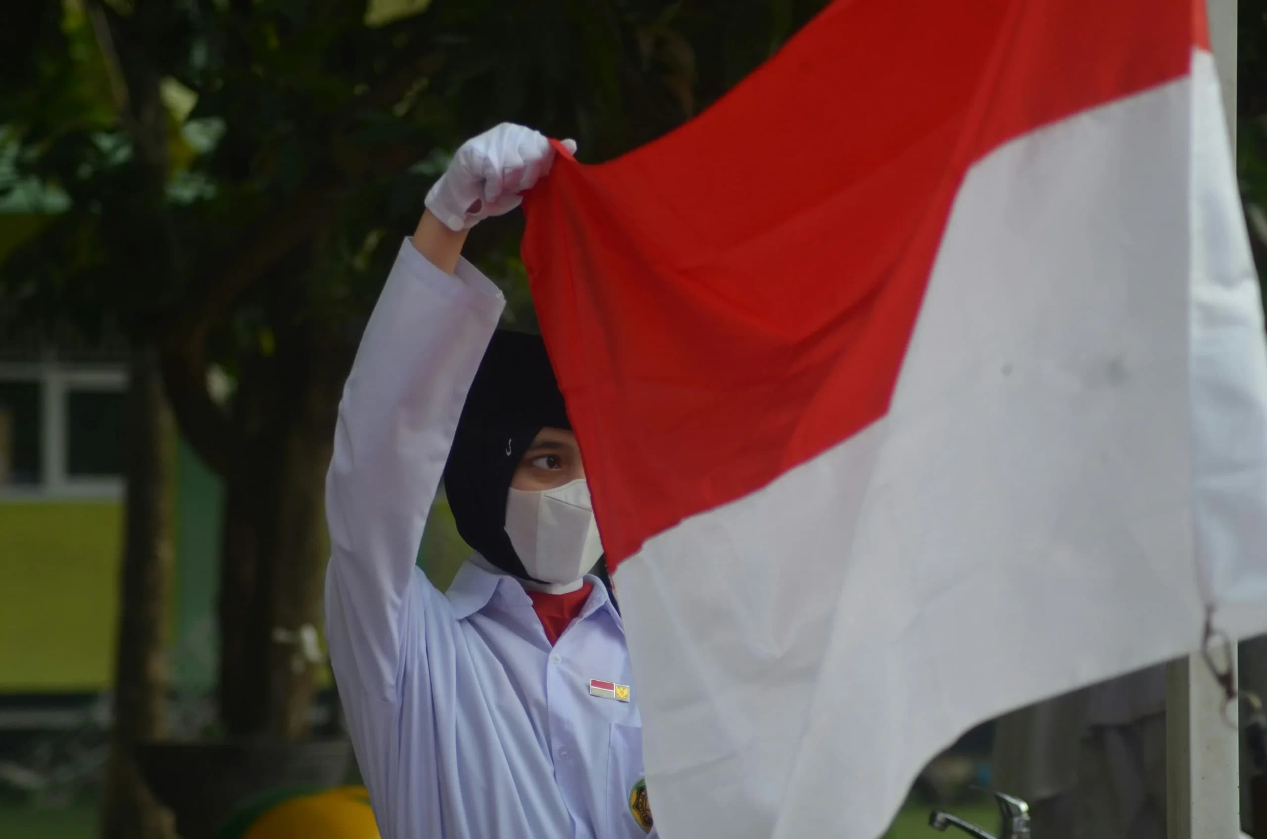 Ilustrasi pengibaran bendera merah putih Ilustrasi pengibaran bendera merah putih