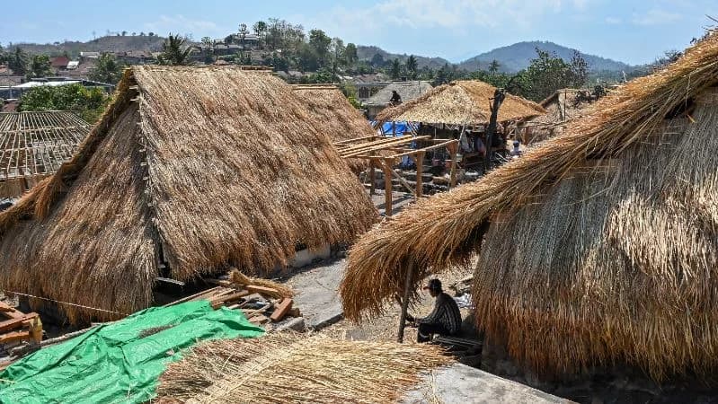 Warga menyiapkan rangka atap dari bambu untuk bangunan rumah adat pascakebaran di Kampung adat Sade, Desa Rembitan, Kecamatan Pujut, Praya, Lombok Tengah, NTB.