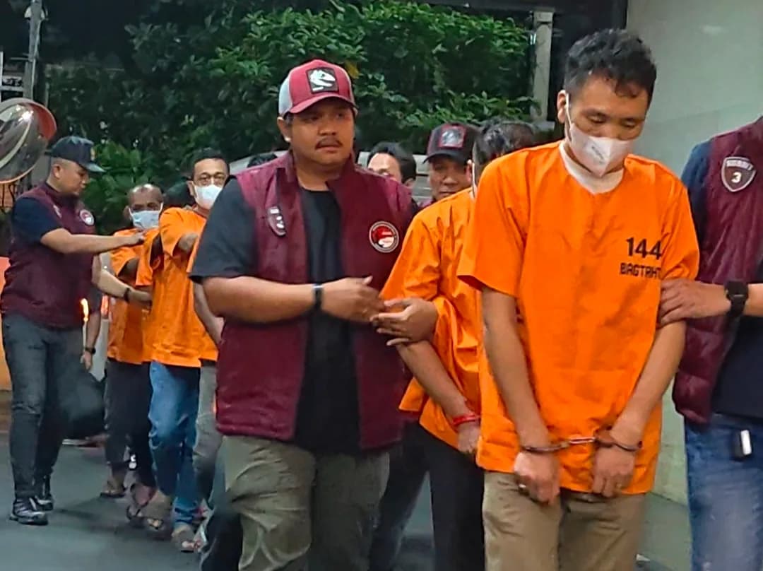10 orang tersangka ditetapkan sebagai tersangka kasus dugaan clandestine lab narkotika jenis sabu 'Blue Ice' di Aceh di bawa ke Bareskrim Polri, Jakarta.