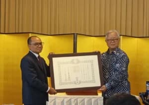Rektor UIII Jamhari Makruf Raih Penghargaan Bergengsi dari Jepang, Ini Kontribusinya untuk Pendidikan Indonesia!
