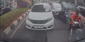 BYD Atto 1 Tabrak Beruntun di Jaksel, Pengendara Ojol Dilindas hingga Patah Tulang