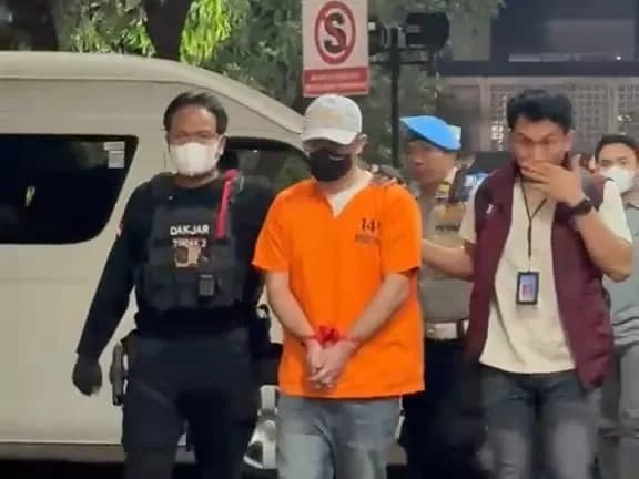 Penampakan tersangka WN Taiwan inisial YCY (baju oranye) manajer kapal MT 168 Global yang menyelundupkan 1,16 ton narkotika jenis Ketamin ke Indonesia