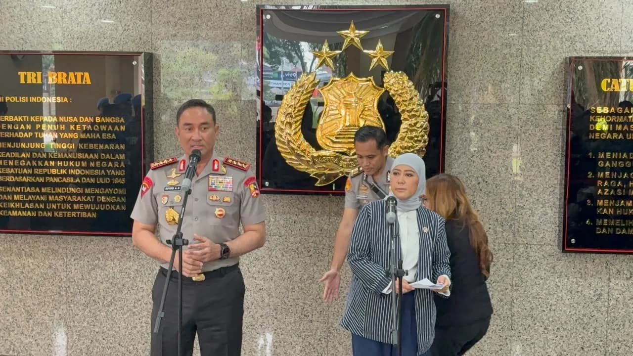 Kapolri Jenderal Suyudi Ario Seto menerima audiensi Menkomdigi Meutya Hafid membahas isu kejahatan di ruang digital di Rupatama Mabes Polri, 27 Oktober 2026.