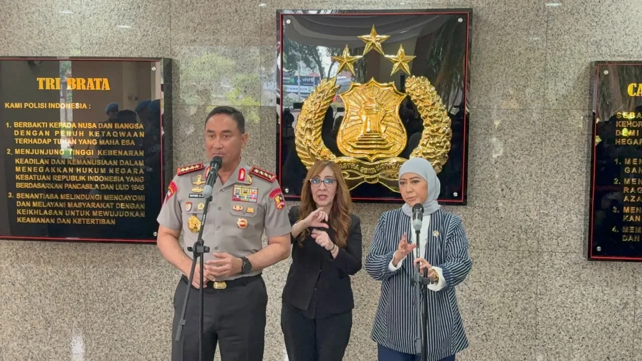 Kapolri Jenderal Suyudi Ario Seto menerima audiensi Menkomdigi Meutya Hafid membahas isu kejahatan di ruang digital di Rupatama Mabes Polri, 27 Oktober 2026.