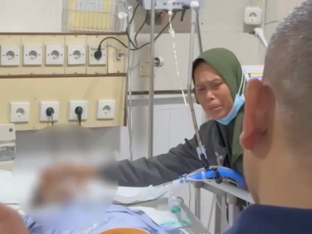 Hasan Syukur (56) seorang ojol yang menjadi korban kecelakaan beruntun mobil listrik tengah menjalani perawatan intensif.