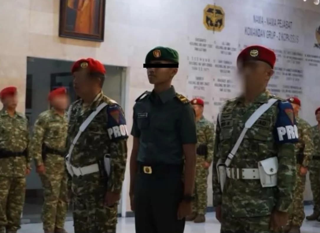 Letda AG (kemeja hijau) ditetapkan sebagai tersangka dugaan lalai menyebabkan rekannya Letda Inf Jihad Ahmad Al-Rasyid meninggal dunia.