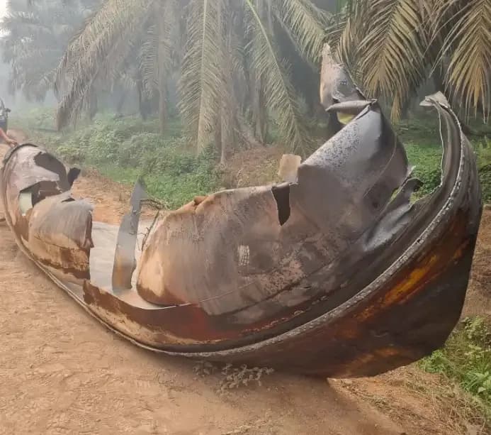 Serpihan Logam dari Roket China di Wilayah Kebun Sawit Warga di Kalimantan. (Sumber: BRIN).