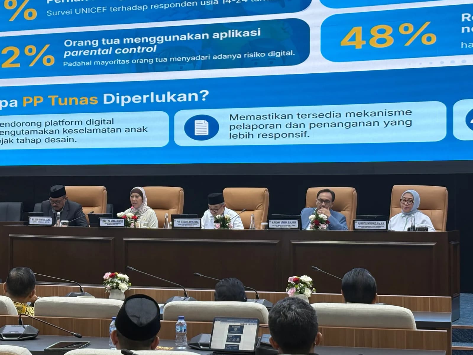 Menkomdigi Meutya Viada Hafid dalam acara diskusi publik di Gedung DPR RI, Senayan, Jakarta Pusat, Senin, 26 Oktober 2026.