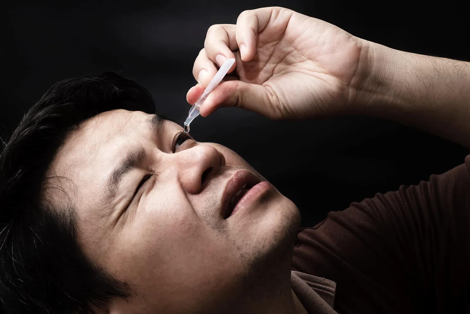 Ilustrasi penggunaan artificial tears.