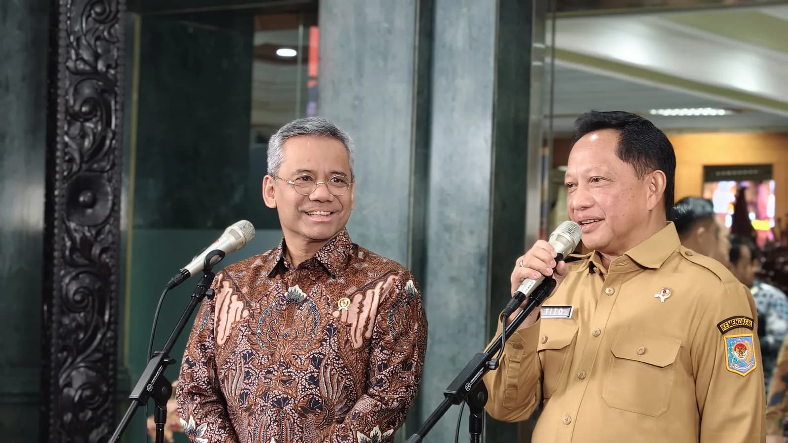 Menteri Dalam Negeri Muhammad Tito Karnavian melakukan pertemuan dengan Menteri Keuangan Suahasil Nazara di Kantor Kemendagri, Jakarta.
