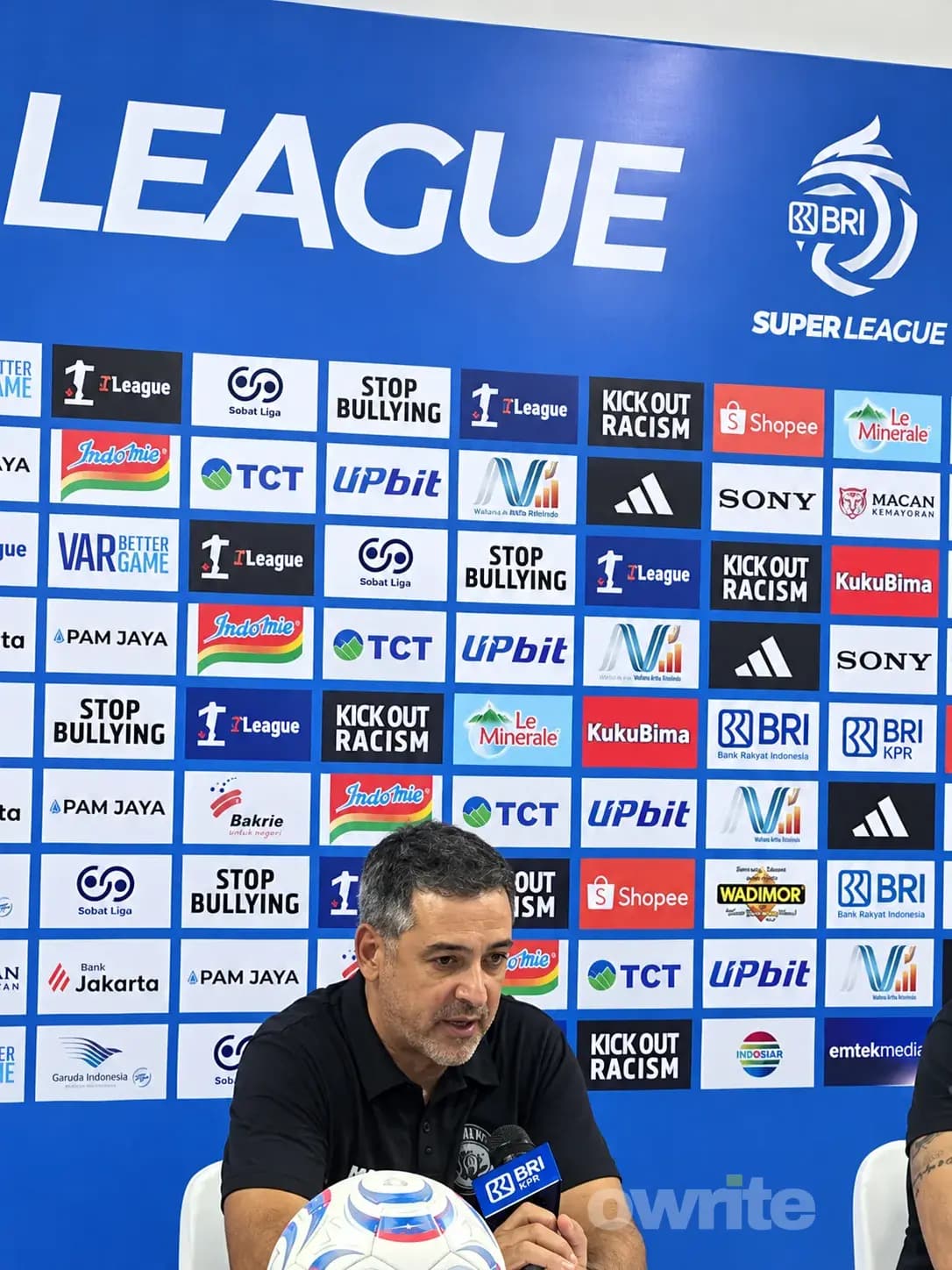 Pelatih Arema FC Marcos Santos memberikan keterangan usai pertandingan melawan Persija Jakarta, 21 Oktober 2026, di Stadion Patriot Candrabhaga, Bekasi, Jawa Barat.
