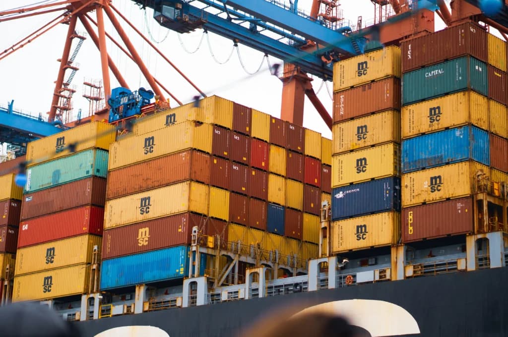 Tumpukan Peti Kemas diatas Kapal Kargo ke China. (Sumber: Unsplash/Eilis Garvey)