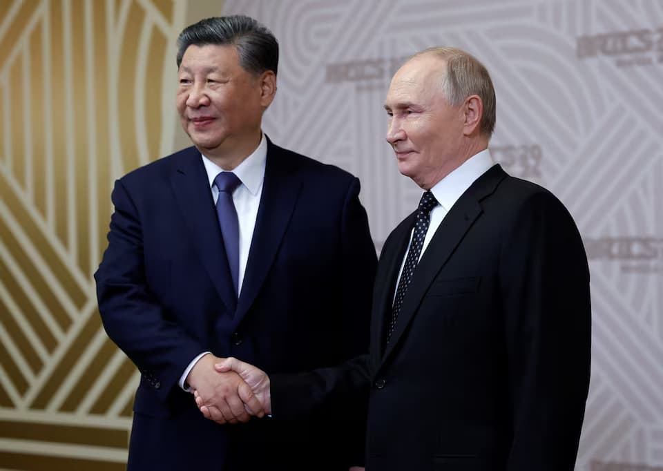 Presiden Rusia Vladimir Putin menyapa Presiden Tiongkok Xi Jinping selama upacara penyambutan bagi peserta KTT BRICS di Kazan, Rusia, 22 Oktober 2024.