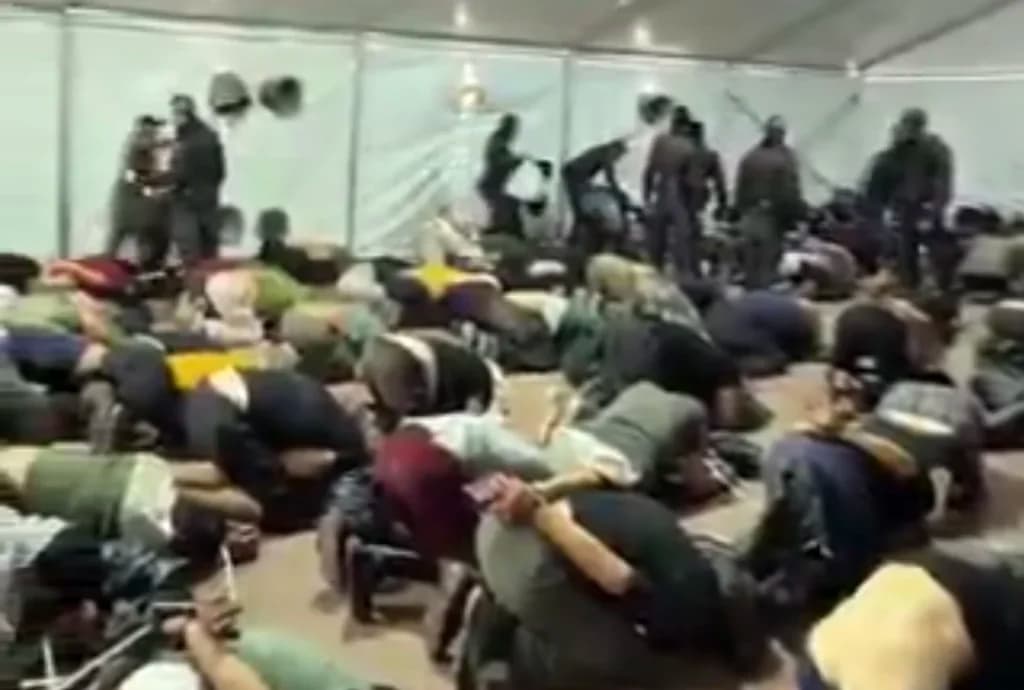 Tangkapan Layar Potret Kekerasan yang Dilakukan Menteri Israel Pada Aktivis Global Sumud Flotilla 2026.