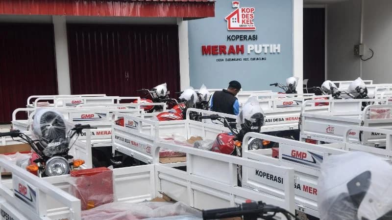 Perangkat desa memeriksa kendaraan motor roda tiga operasional Koperasi Desa Merah Putih (KDMP) di Desa Cijengjing, Kabupaten Ciamis, Jawa Barat.