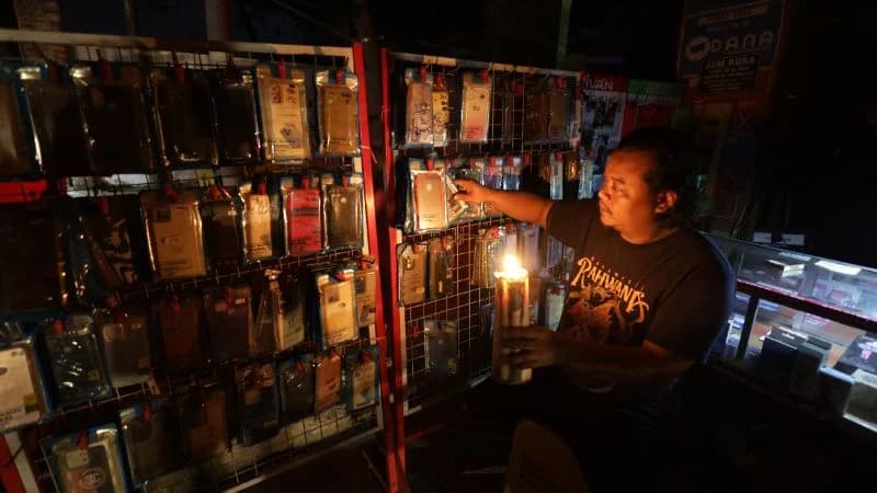 Ilustrasi aktivitas masyarakat terganggung karena adanya pemadaman listrik.