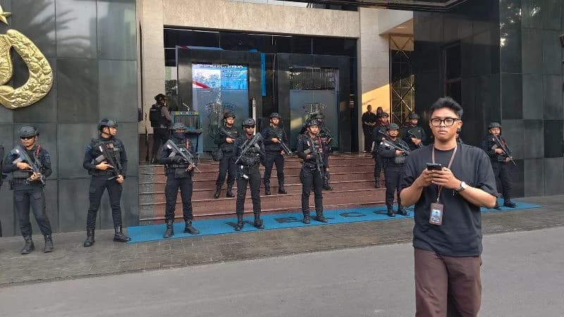 Brimob bersenjata lengkap menjaga Polda Metro Jaya.