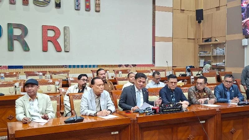 Ketua Komisi III DPR Habiburokhman beri keterangan pers.