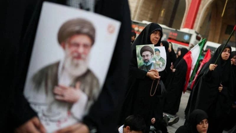 Warga Iran berduka saat mengikuti proses pemakaman mantan Pemimpin Tertinggi Iran, Ali Khamenei (Foto: WANA).