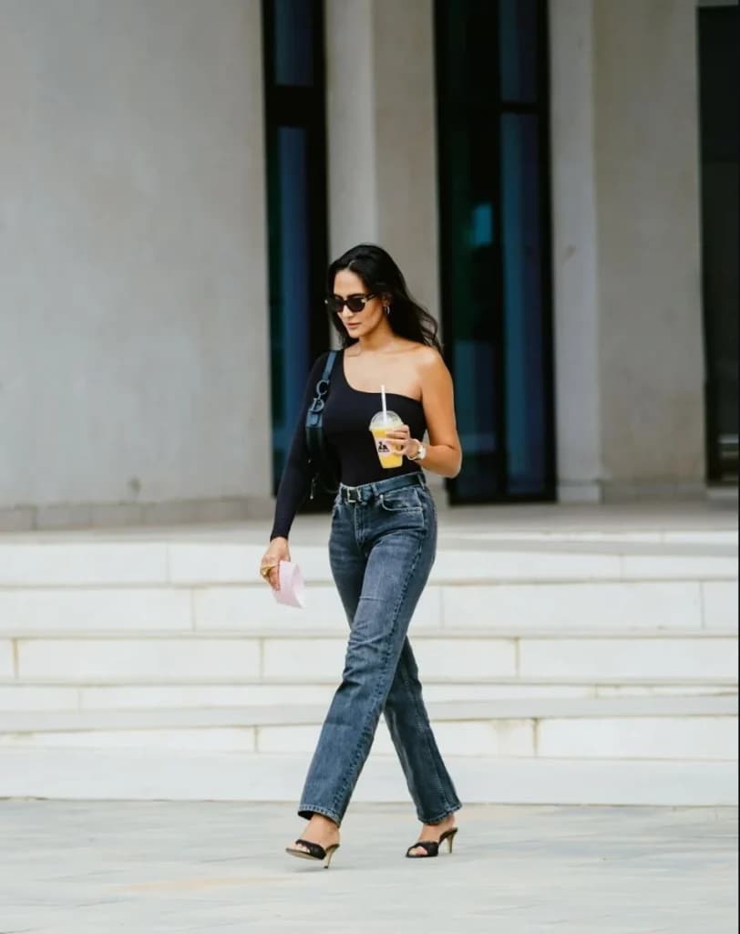 Lima Potret Stylish Istri Yassine Bounou, Tampil Modis dengan Gaya Simpel dan Elegan