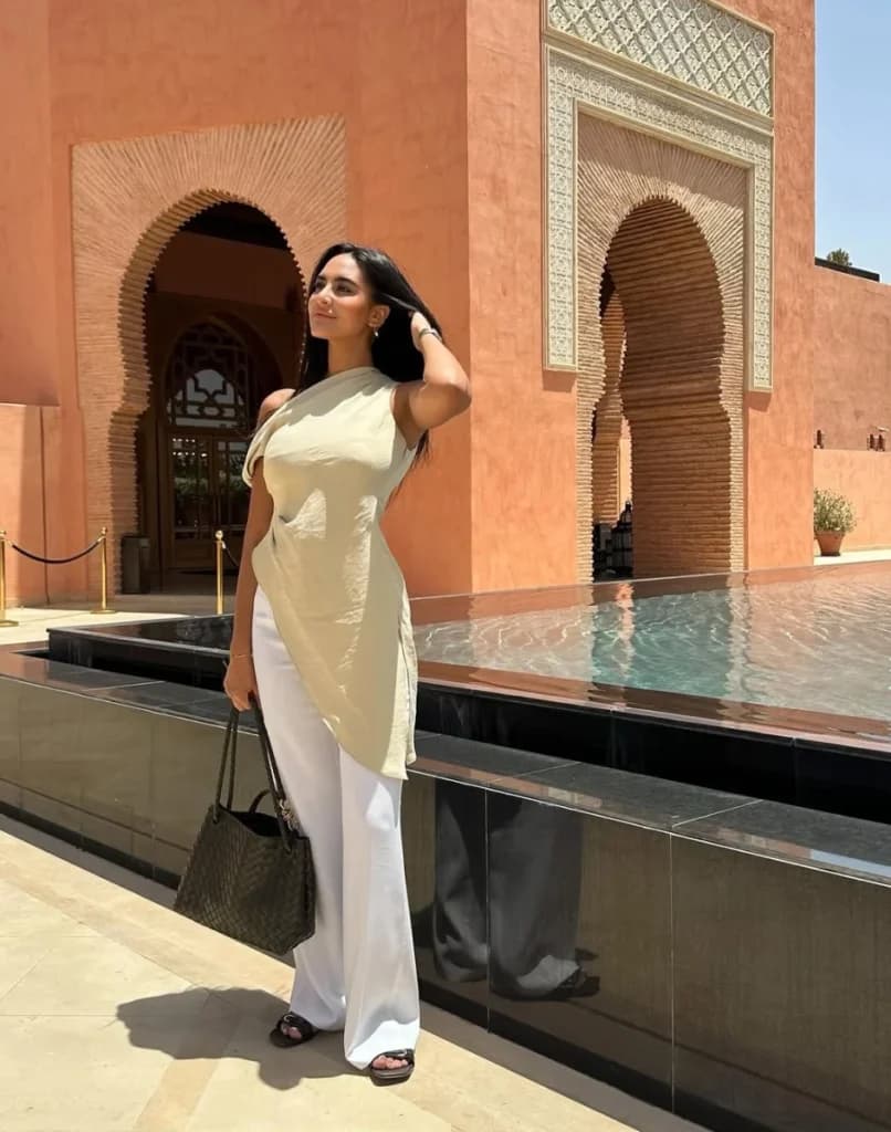 Lima Potret Stylish Istri Yassine Bounou, Tampil Modis dengan Gaya Simpel dan Elegan