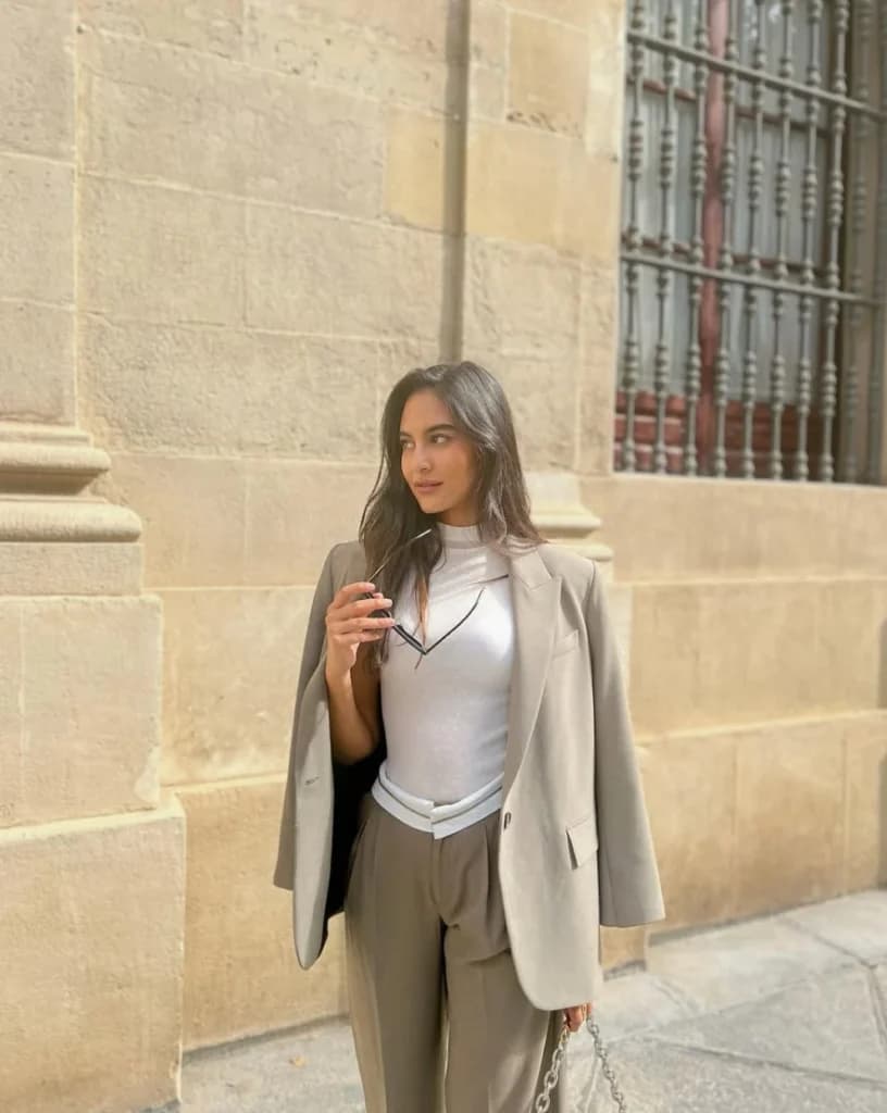 Lima Potret Stylish Istri Yassine Bounou, Tampil Modis dengan Gaya Simpel dan Elegan